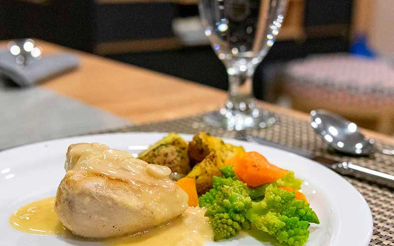 taste exquisite meals, both traditional and international bonita cruise to Galapagos