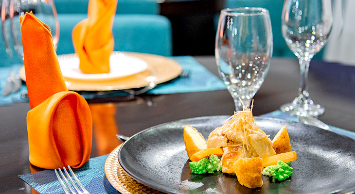 Galapagos first class cruises - Dinner Served